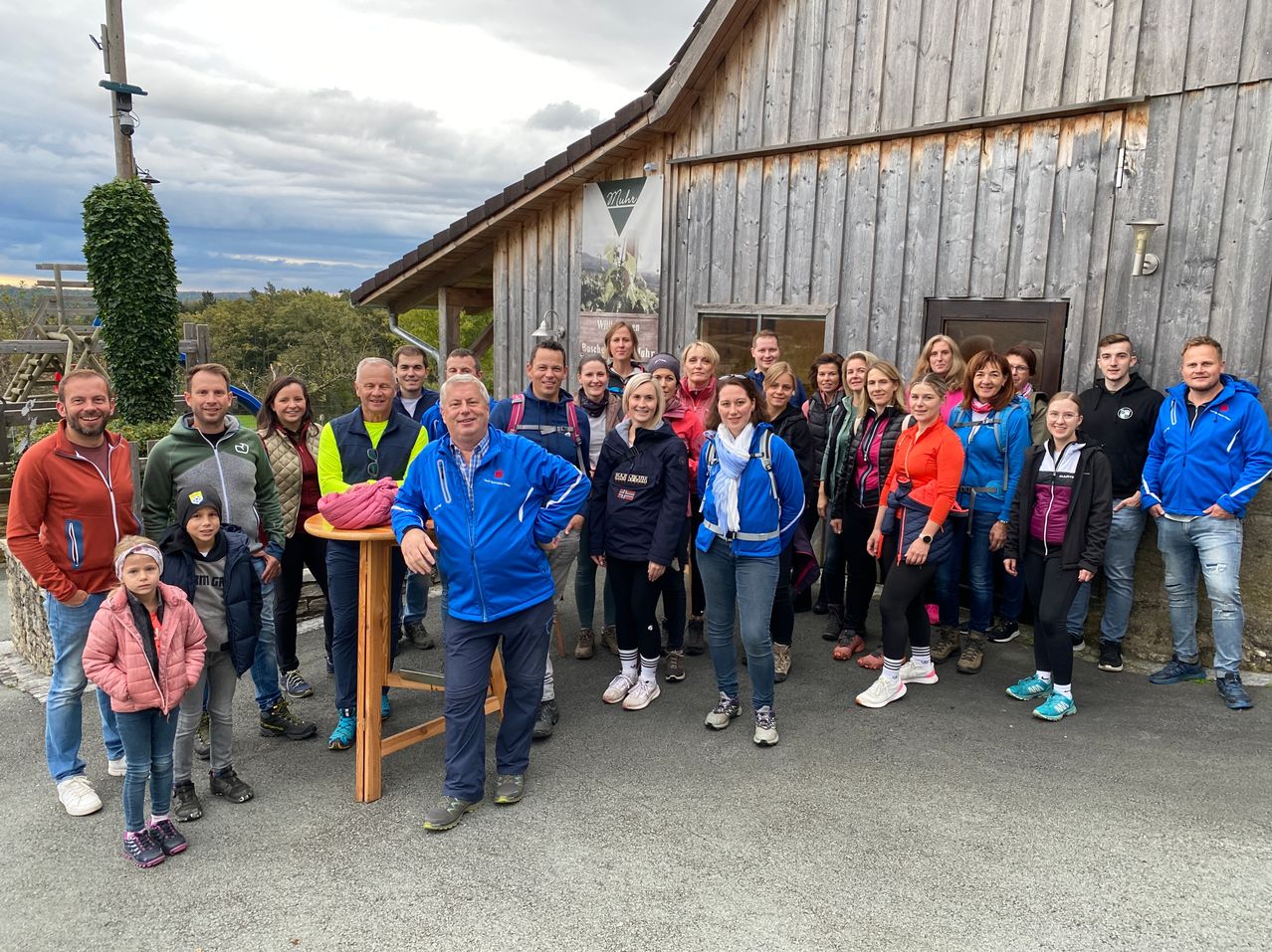 Bild enthält, Pants, People, Person, Shelter, Jeans, Adult, Male, Man, Jacket, Groupshot