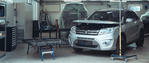 Bild enthält, Building, Factory, Manufacturing, Workshop, Car, Vehicle, Wheel, Monitor