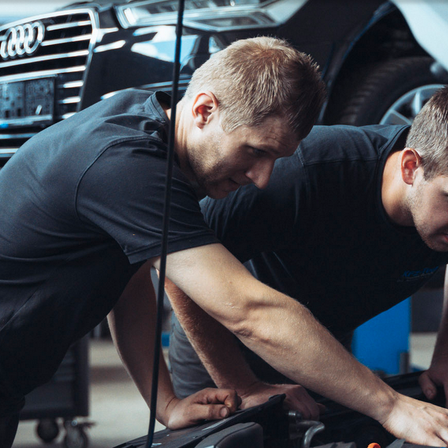 Bild enthält, Factory, Adult, Male, Man, Person, Car, Manufacturing, Face, Head