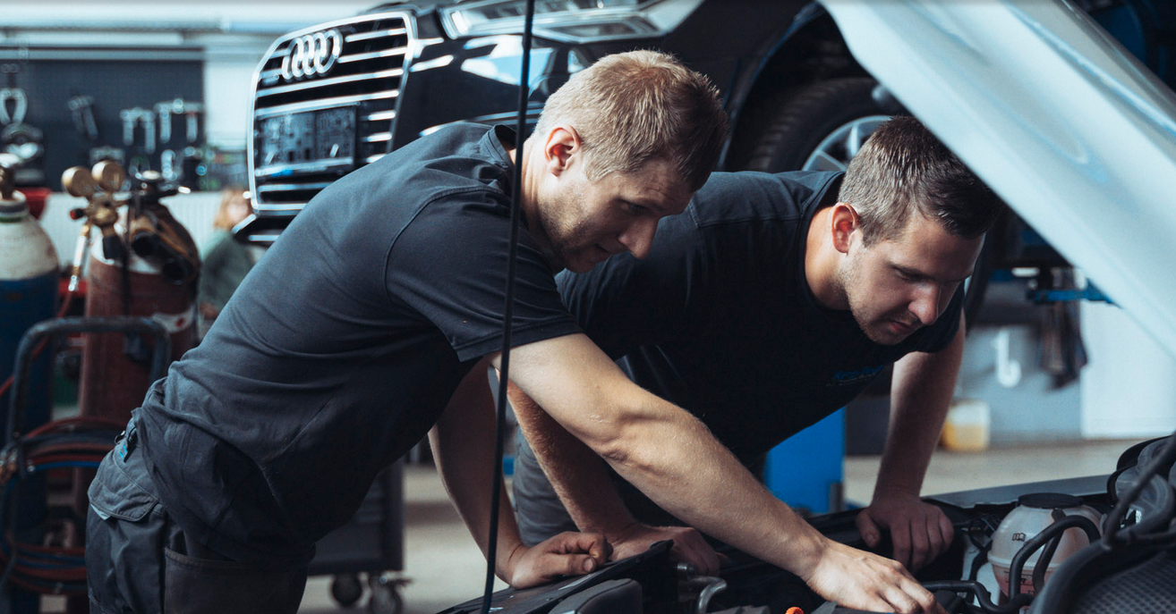Bild enthält, Factory, Adult, Male, Man, Person, Car, Manufacturing, Face, Head