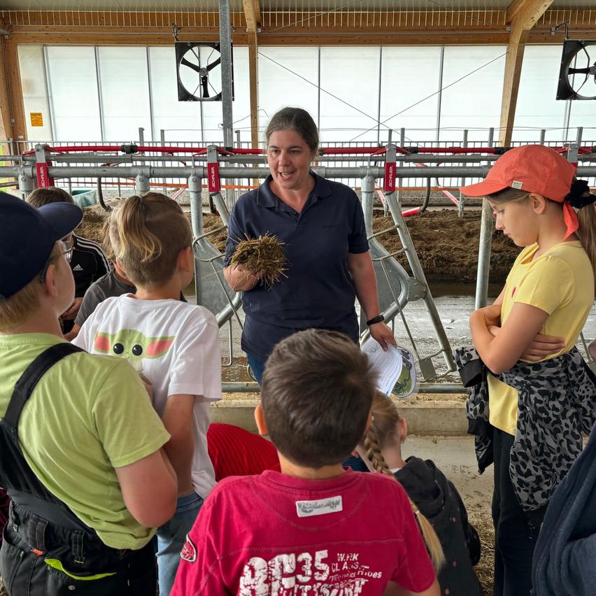 Bild enthält, T-Shirt, Person, Portrait, Hat, Adult, Female, Woman, Boy, Child, Male