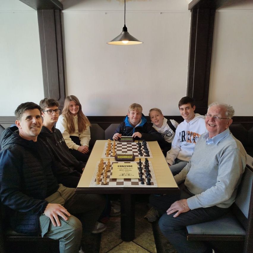 Bild enthält, Chess, Game, People, Person, Adult, Male, Man, Glasses