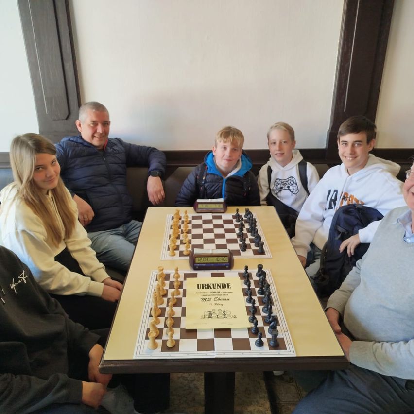 Bild enthält, Chess, Game, People, Person, Adult, Female, Woman, Glasses