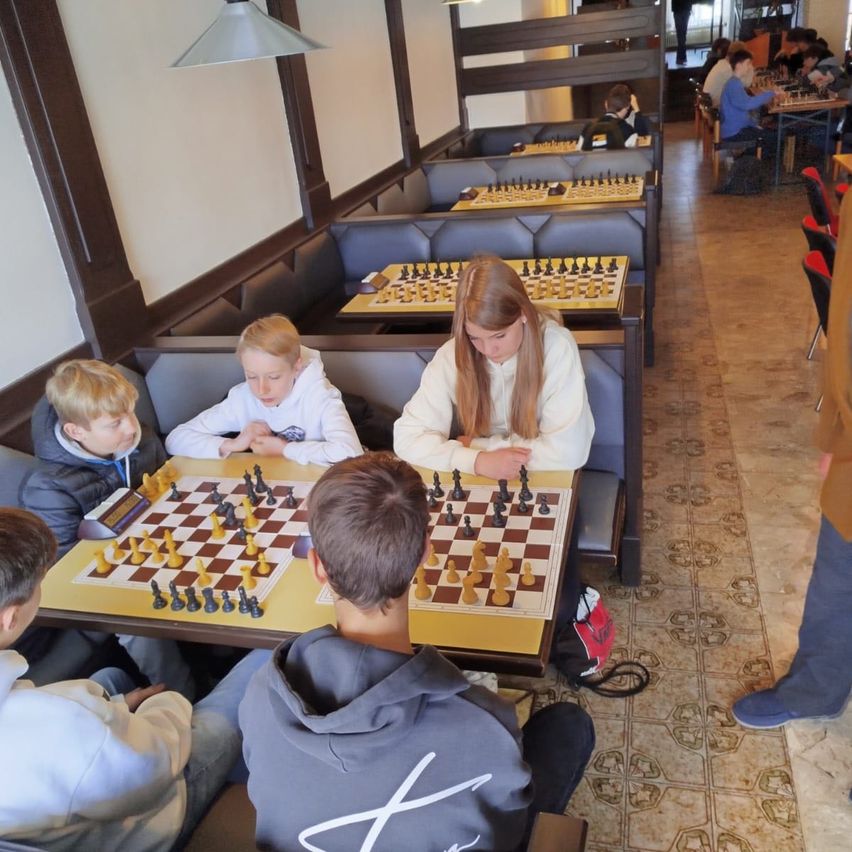 Bild enthält, Chess, Boy, Child, Male, Person, Adult, Man, Coat, People, Girl