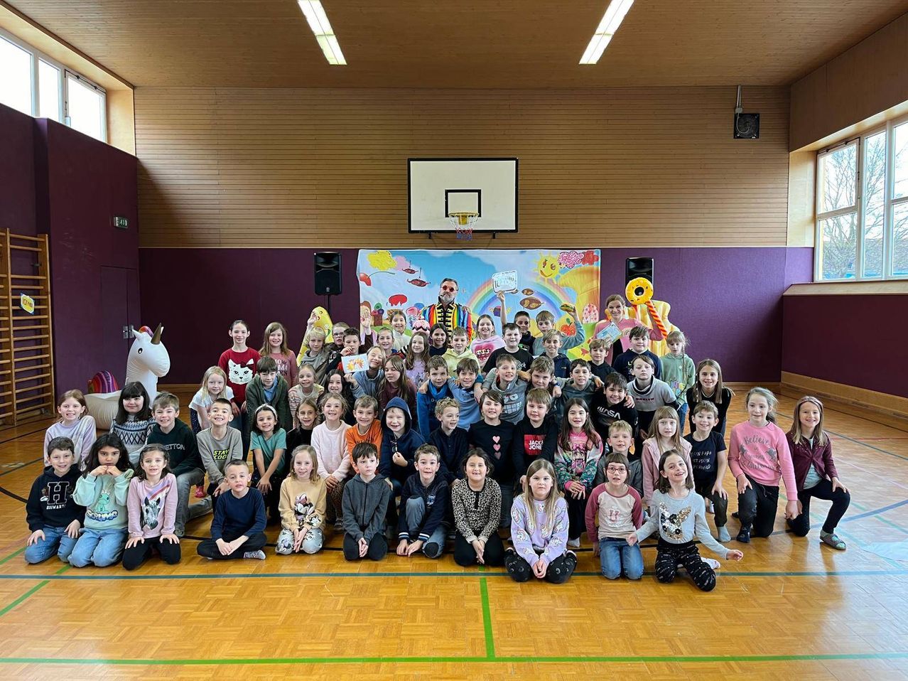 Bild enthält, Architecture, Building, School, Classroom, Indoors, Room, Person, Groupshot, People