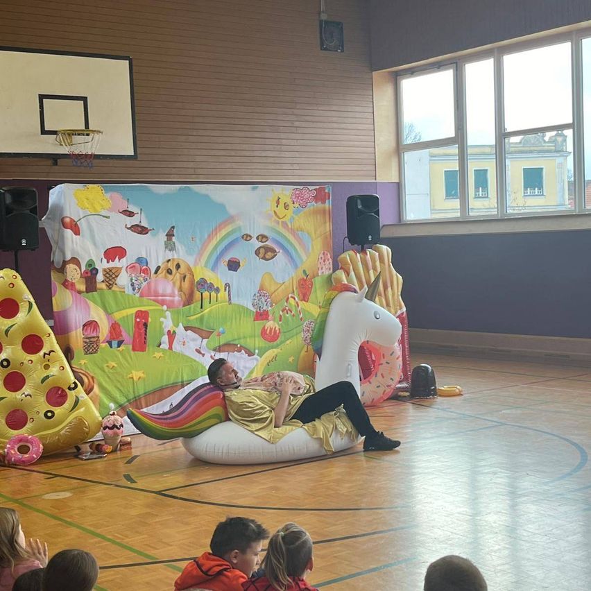 Bild enthält, Speaker, Boy, Child, Male, Person, Adult, Man, Female, Girl, Furniture