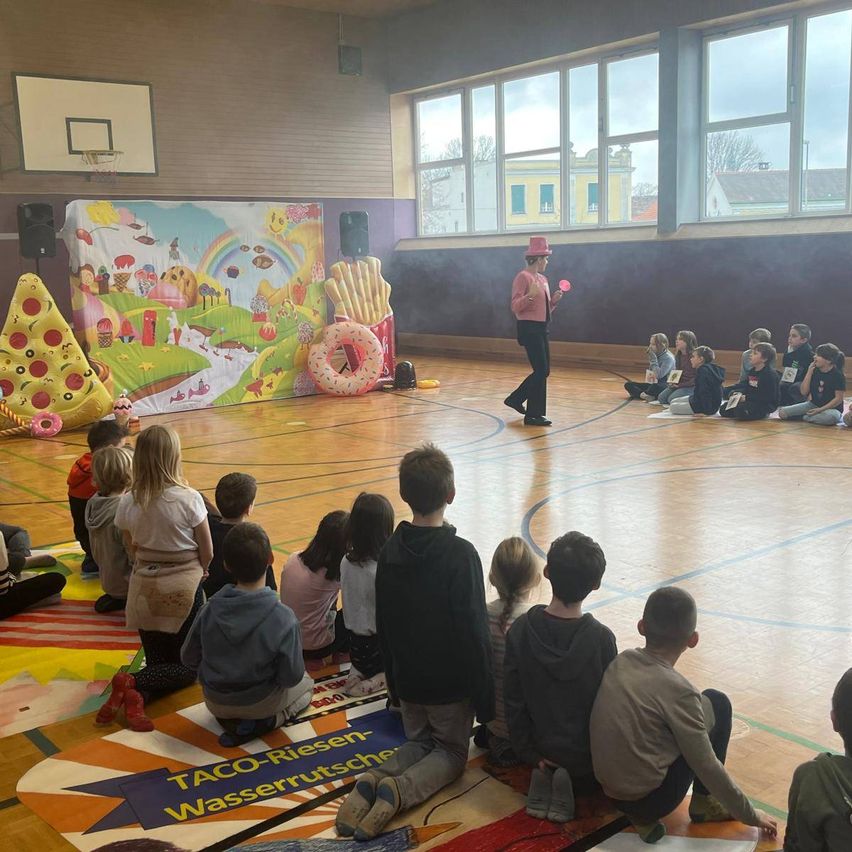 Bild enthält, Boy, Child, Male, Person, Building, School, Classroom, Head, Speaker, Face