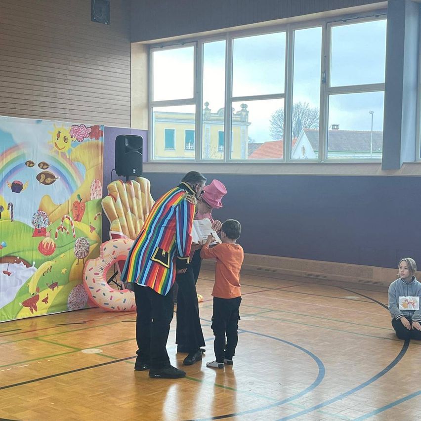 Bild enthält, Floor, Speaker, Person, Adult, Female, Woman, Student, Painting, Indoors, Interior Design