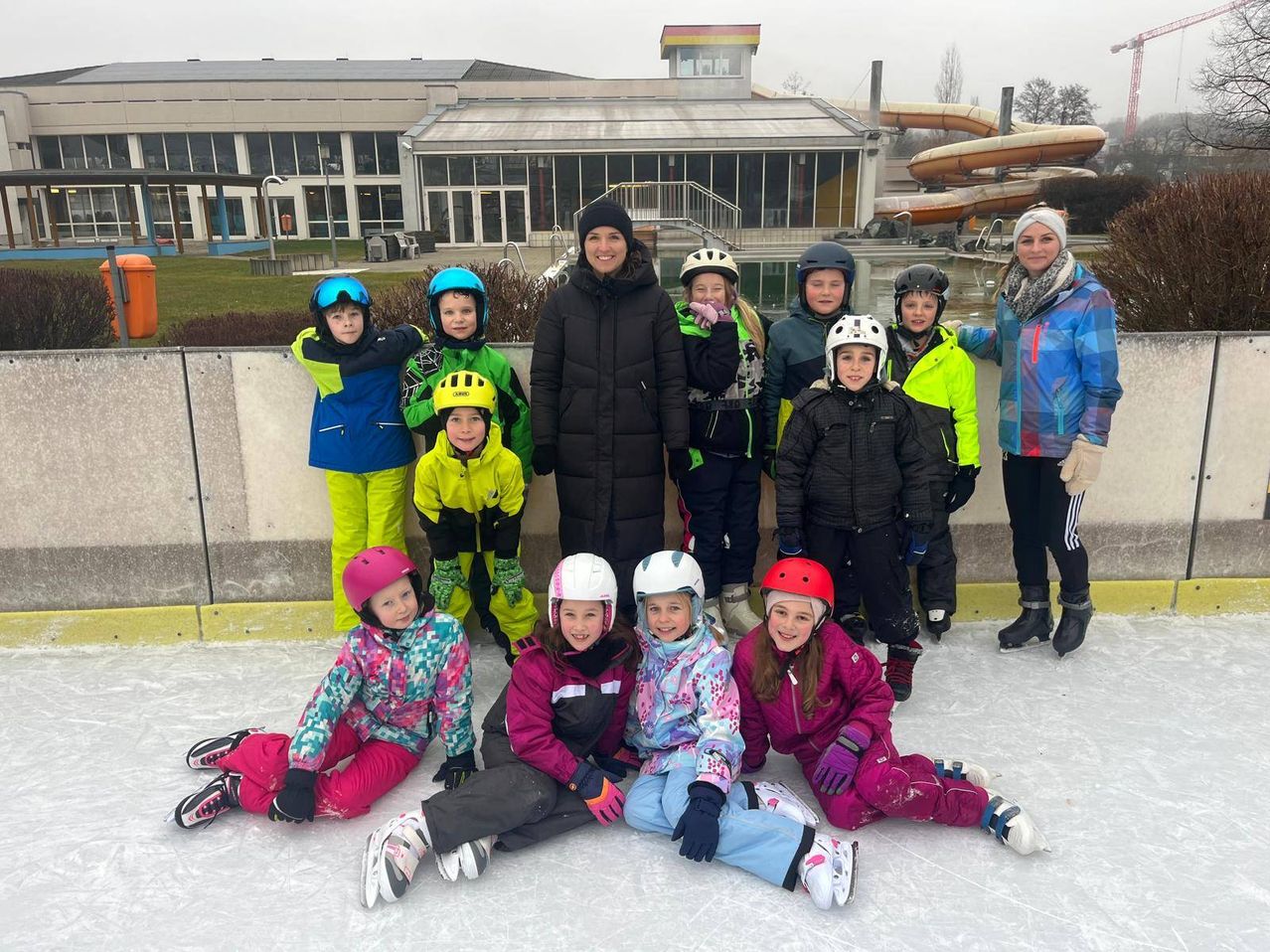 Bild enthält, People, Person, Adult, Female, Woman, Child, Girl, Helmet, Glove, Face