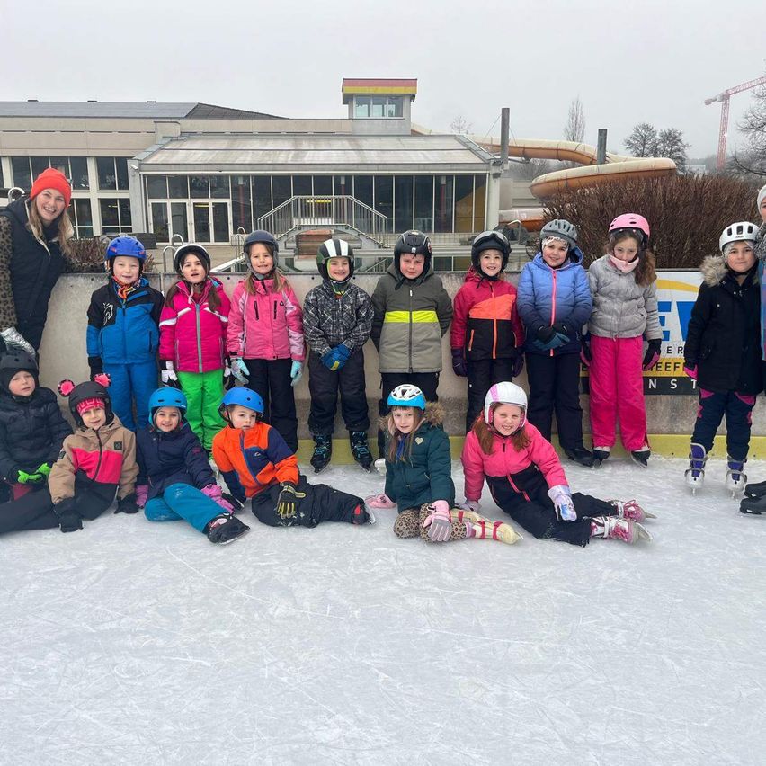 Bild enthält, Adult, Female, Person, Woman, Child, Girl, Boy, Male, Jacket, Baby