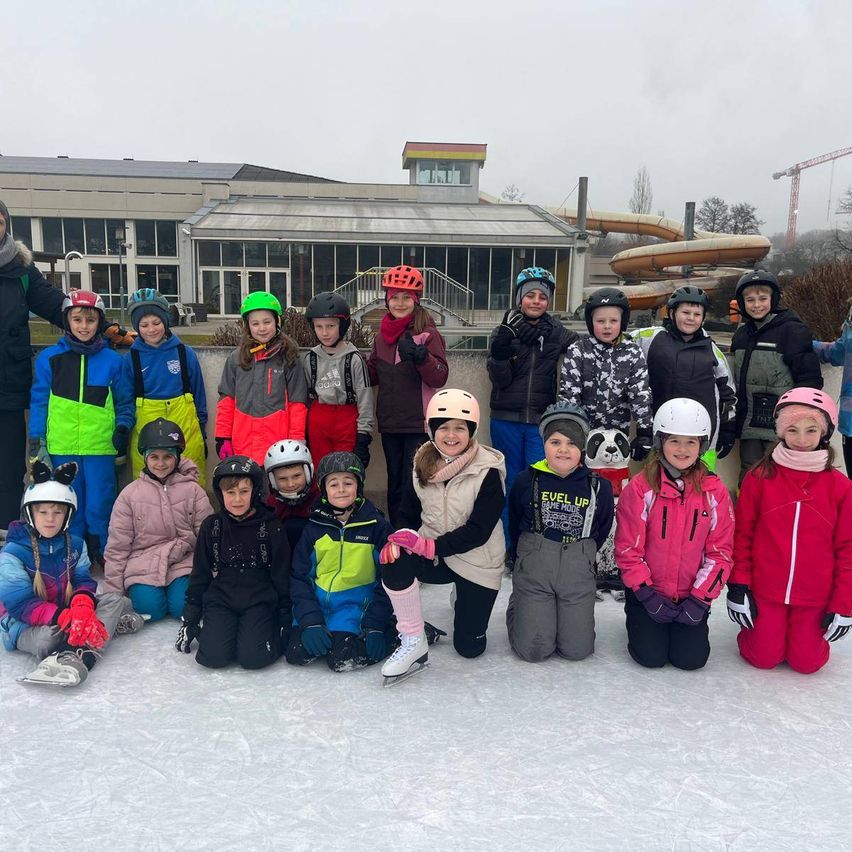 Bild enthält, People, Person, Adult, Female, Woman, Groupshot, Glove, Child, Girl, Jacket