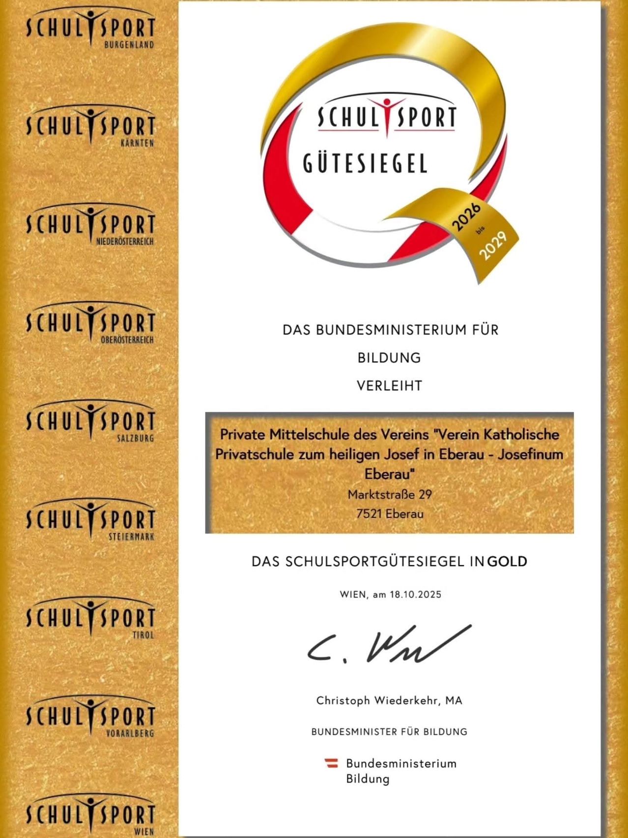 Das Bild zeigt ein goldenes Zertifikat für den Schulsportgutesiegel-Preis, ausgestellt vom österreichischen Bildungsministerium. Das Zertifikat enthält die Jahre 2026 und 2029 und eine Unterschrift von Christoph Wiederkehr, MA, im Namen des Ministeriums. Es erwähnt auch die private Mittelschule Verein Katholische Privatschule zum heiligen Josef in Eberau.