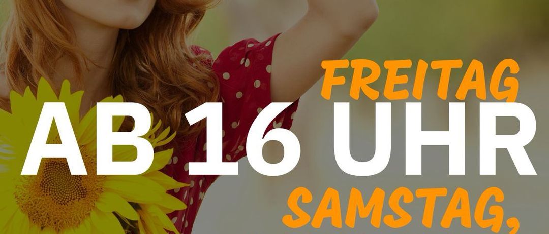 Eine Frau in einem roten Kleid mit einer Sonnenblume zeigt die Öffnungszeiten auf einem Poster. Es ist von 10 Uhr an Samstagen und Feiertagen und von 16 Uhr an Freitagen geöffnet.