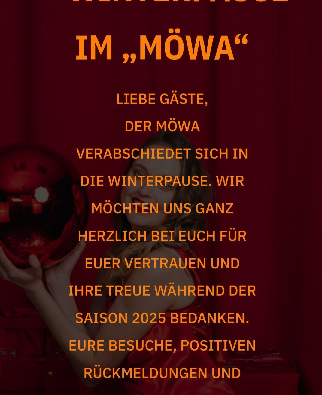 Eine Frau hält eine rote Kugel mit einem Spiegelball in den Händen. Darüber steht 'IM, MOWA'. Die Nachricht lautet: 'Liebe Gäste, MOWA verabschiedet sich in die Winterpause. Wir danken Ihnen für Ihr Vertrauen und Ihre Treue während der Saison 2025.'