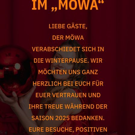 Eine Frau hält eine rote Kugel mit einem Spiegelball in den Händen. Darüber steht 'IM, MOWA'. Die Nachricht lautet: 'Liebe Gäste, MOWA verabschiedet sich in die Winterpause. Wir danken Ihnen für Ihr Vertrauen und Ihre Treue während der Saison 2025.'