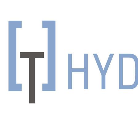 Das Logo für 'T HYD', mit einem stilisierten 'T' mit einer vertikalen Linie auf der linken Seite und 'HYD' in großen Buchstaben auf der rechten Seite. Das Design ist in Blau mit einem dunklen Umriss.
