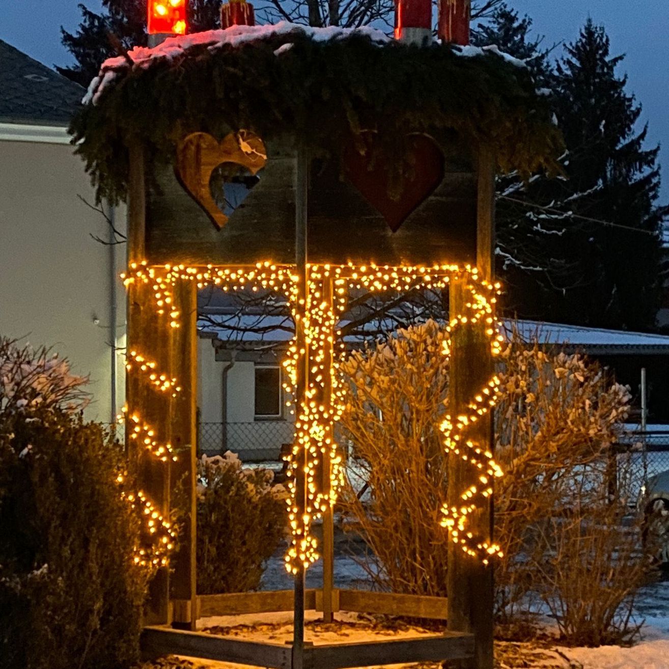 Bild enthält, Outdoors, Festival, Christmas, Christmas Decorations, Architecture, Gazebo