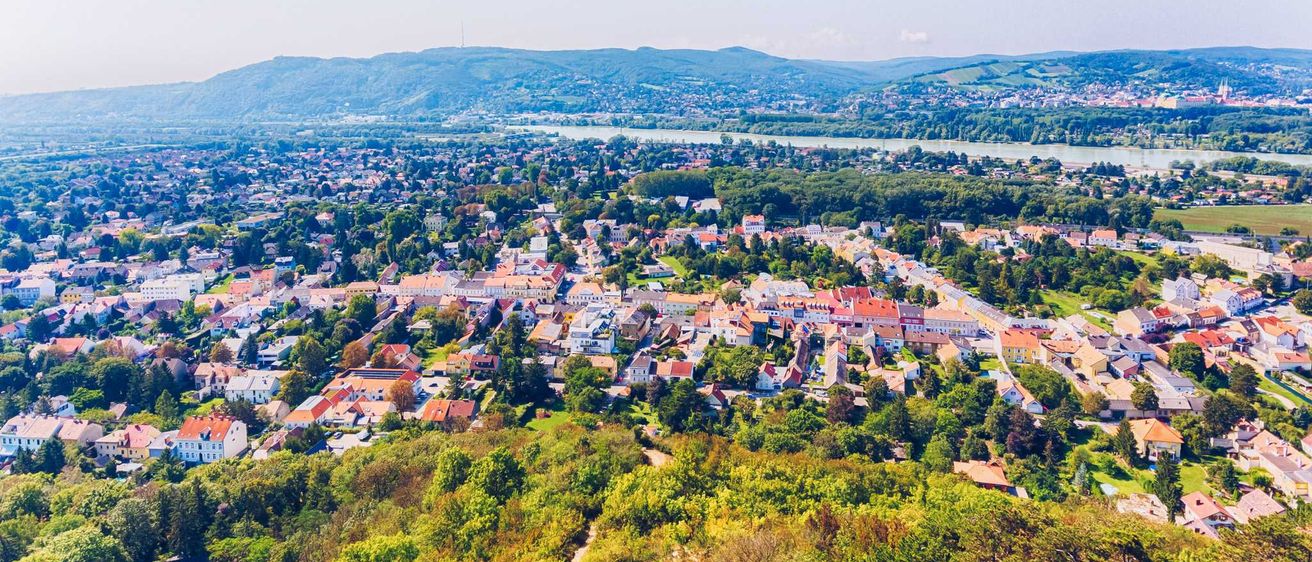 Bild enthält, Building, Cityscape, Urban, Vegetation, Land, Nature, Outdoors, Tree, Woodland, Horizon