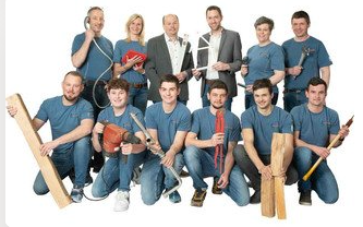 Bild enthält, People, Person, Adult, Male, Man, Team, Musical Instrument, Group Performance, Cricket Bat, Musician