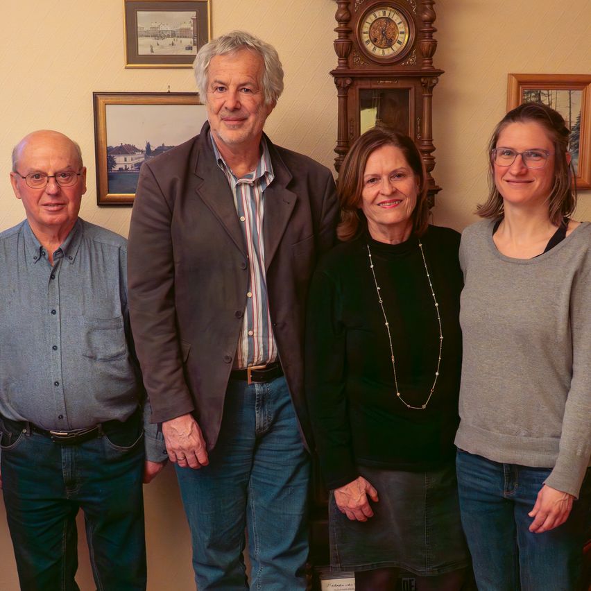 Bild enthält, Pants, Coat, Jacket, People, Person, Long Sleeve, Adult, Male, Man, Woman