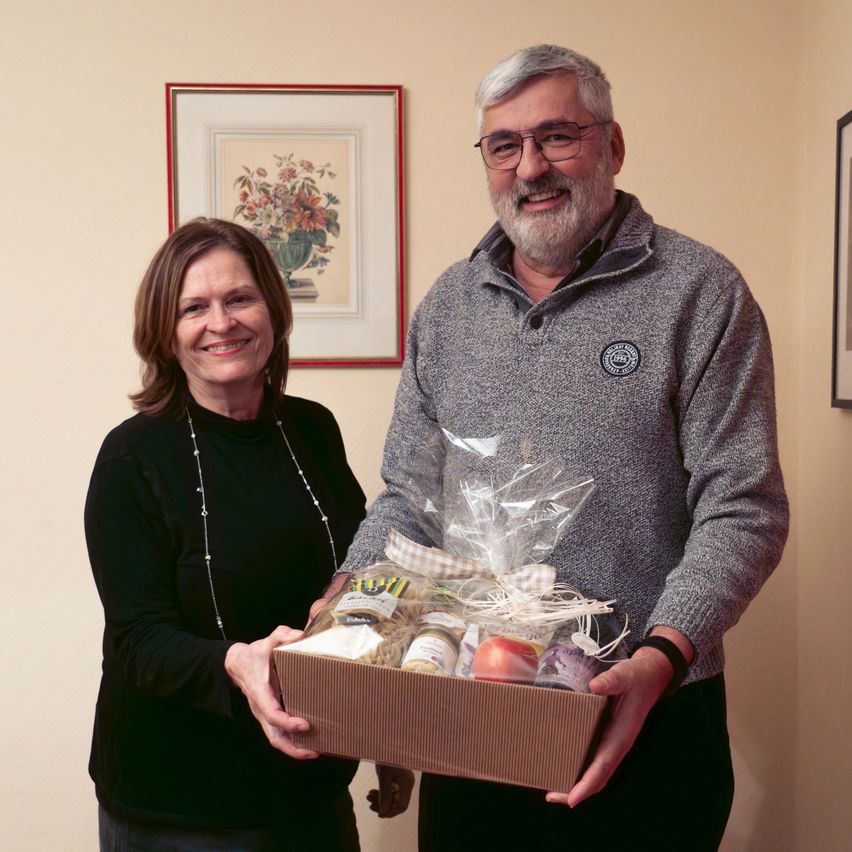 Bild enthält, Adult, Female, Person, Woman, Box, Male, Man, Sweater, Face, Long Sleeve