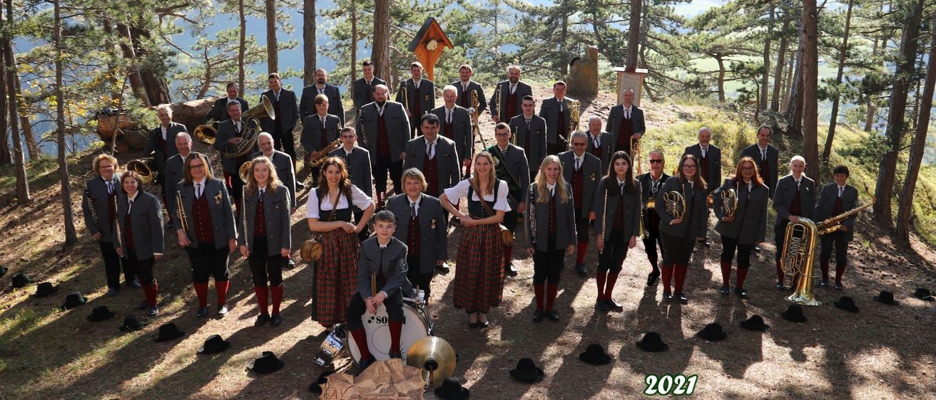 Bild enthält, People, Person, Vegetation, Tree, Grove, Woodland, Formal Wear, Photography, Suit, Portrait