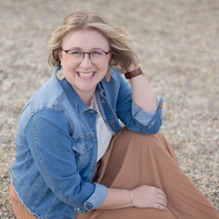 Bild enthält, Face, Happy, Head, Person, Smile, Pants, Photography, Portrait, Blonde, Sitting