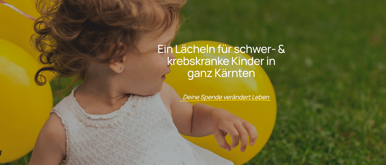 Ein kleines Mädchen, das auf einem gelben Luftballon sitzt, mit Textüberlagerung: 'Ein Lächeln für schwerkranke Kinder in ganz Kärnten. Deine Spende verändert Leben.'