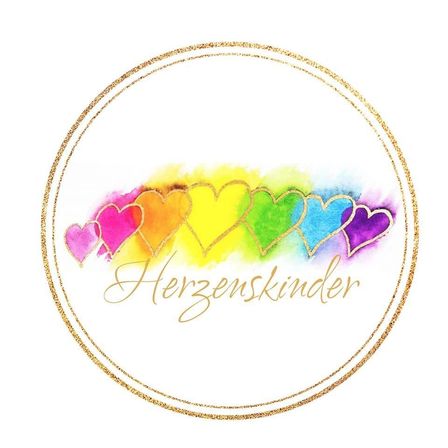 Ein kreisförmiges Logo mit einem Rand aus goldenem Glitzer und einem Aquarell-Design von Herzen in Regenbogenfarben. Der Text lautet Herzenskinder in goldener Schrift.