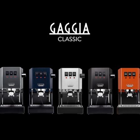 Fünf Espressomaschinen in verschiedenen Farben werden vor schwarzem Hintergrund gezeigt, jede mit der Aufschrift 'Gaggia Classic'.