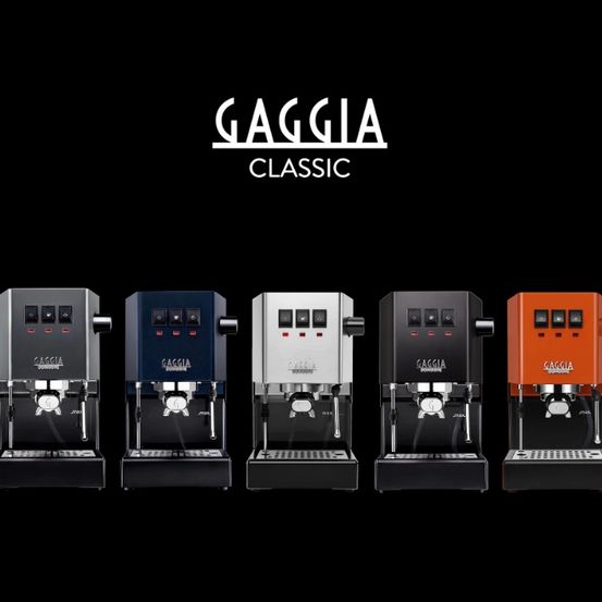 Fünf Espressomaschinen in verschiedenen Farben werden vor schwarzem Hintergrund gezeigt, jede mit der Aufschrift 'Gaggia Classic'.
