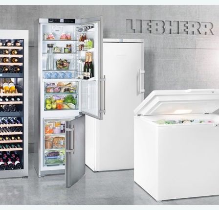 Drei Liebherr-Kühlschränke werden in einer Ausstellung gezeigt. Einer ist ein Weinkühler, einer ist ein offener Kühlschrank und einer ist ein Gefrierschrank.