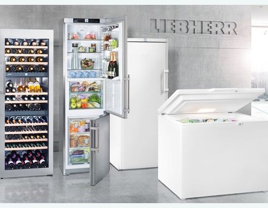 Drei Liebherr-Kühlschränke werden in einer Ausstellung gezeigt. Einer ist ein Weinkühler, einer ist ein offener Kühlschrank und einer ist ein Gefrierschrank.