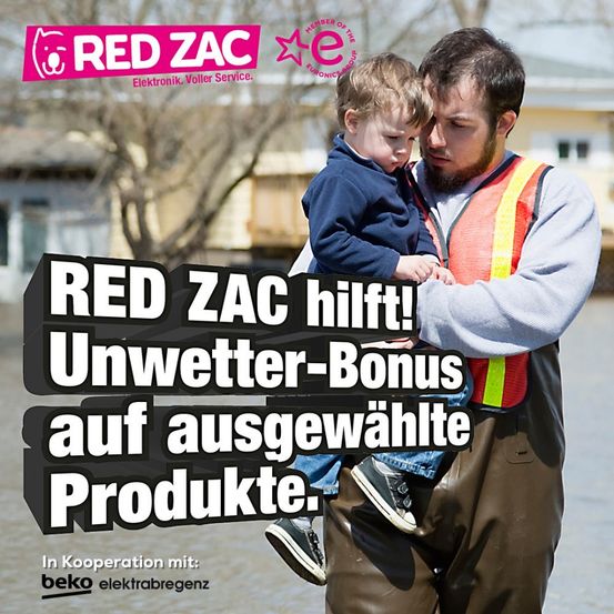 Eine Werbung zeigt einen Mann, der ein Kind in einem überfluteten Gebiet hält. Der Text lautet 'RED ZAC hilft! Unwetter-Bonus auf ausgewählte Produkte.' Das Bild zeigt das RED ZAC Logo.
