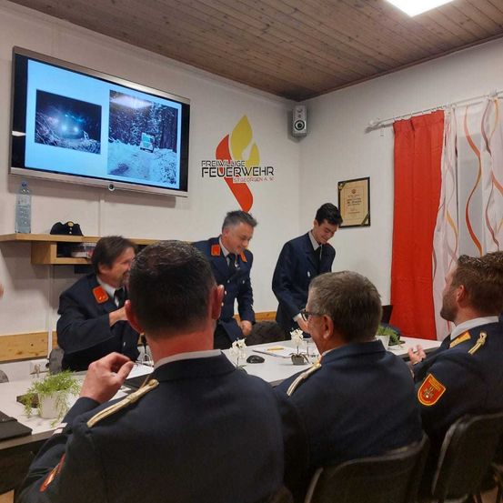 Bild enthält, Officer, Person, Police Officer, Adult, Male, Man, Monitor, Face, Head, Chair