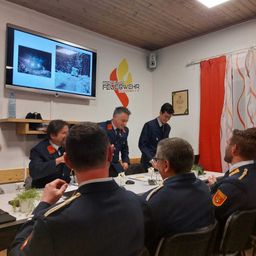 Bild enthält, Officer, Person, Police Officer, Adult, Male, Man, Monitor, Face, Head, Chair