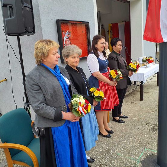 Bild enthält, Flower, Flower Arrangement, Flower Bouquet, Potted Plant, Person, Coat, Crowd, Adult, Female, Woman