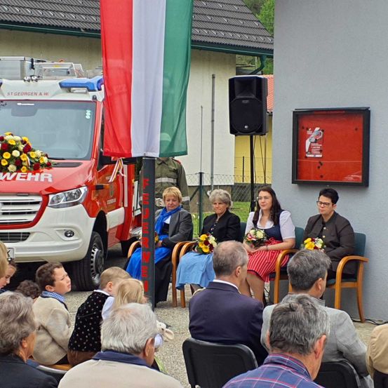 Bild enthält, Adult, Female, Person, Woman, Male, Man, Speaker, Boy, Child, Girl