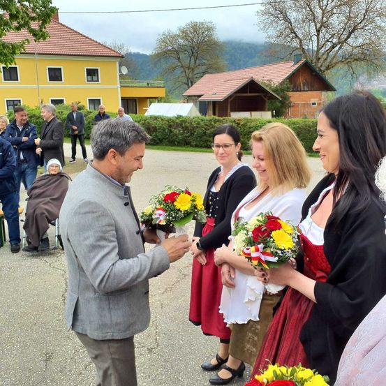 Bild enthält, Flower, Flower Arrangement, Flower Bouquet, Adult, Female, Person, Woman, Bride, Male, Man