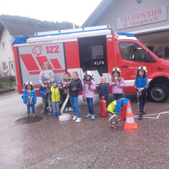 Bild enthält, Person, Boy, Child, Male, Helmet, Vehicle, Shoe, Jeans, Truck, Face