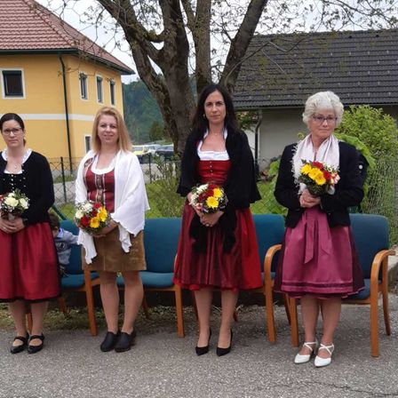 Bild enthält, Flower, Flower Arrangement, Flower Bouquet, Potted Plant, Adult, Female, Person, Woman, Bride, Portrait