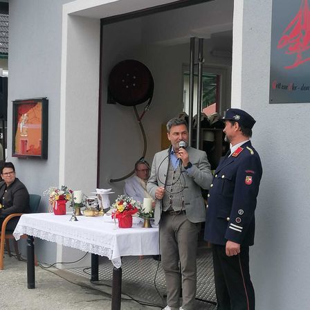 Bild enthält, Adult, Male, Man, Person, Officer, Coat, Funeral, Coffin