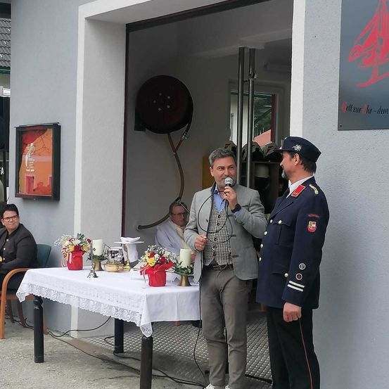 Bild enthält, Adult, Male, Man, Person, Officer, Coat, Funeral, Coffin