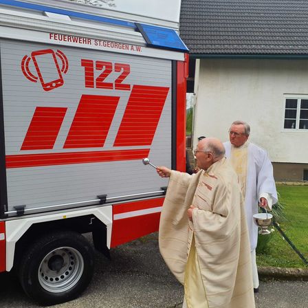 Bild enthält, Adult, Male, Man, Person, Footwear, Shoe, Truck, Vehicle, Glasses