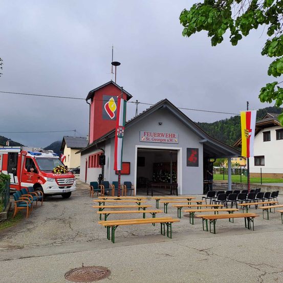 Bild enthält, Bench, Chair, Truck, Vehicle, Person, Car, Fire Station, Fire Truck