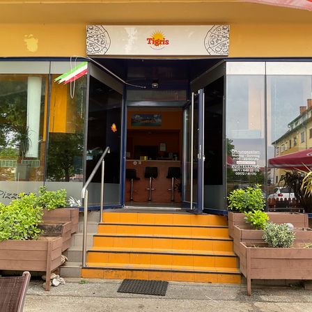 Bild enthält, Handrail, Plant, Potted Plant, Interior Design, Planter, Pottery, Chair, Housing, Staircase, Car