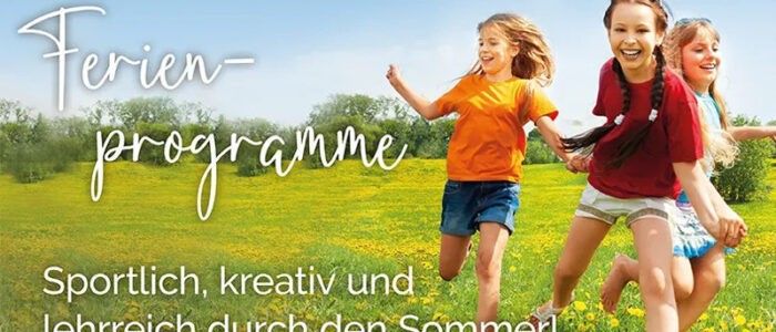 Drei Mädchen rennen fröhlich über ein Feld mit gelben Blumen. Der Text darüber lautet 'Ferien-programme'. Unten steht 'Sportlich, kreativ und lehrreich durch den Sommer!'. Bildnachweis Sergey Novikov/Shutterstock.com.