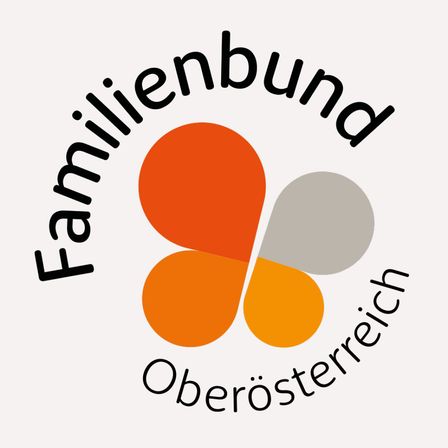 Das Logo des Familienbund Oberösterreich zeigt drei miteinander verbundene orangefarbene und graue Kreise, die einen Schmetterling bilden. Das Wort 'Familienbund' ist in schwarzer, stilisierter Schrift über den Kreisen geschrieben. Unter den Kreisen steht 'Oberösterreich' in schwarzer, kursiver Schrift.
