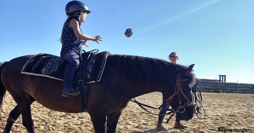 Bild enthält, Helmet, Child, Female, Girl, Person, Shoe, Horse, Horseback Riding, Mammal, Soccer Ball