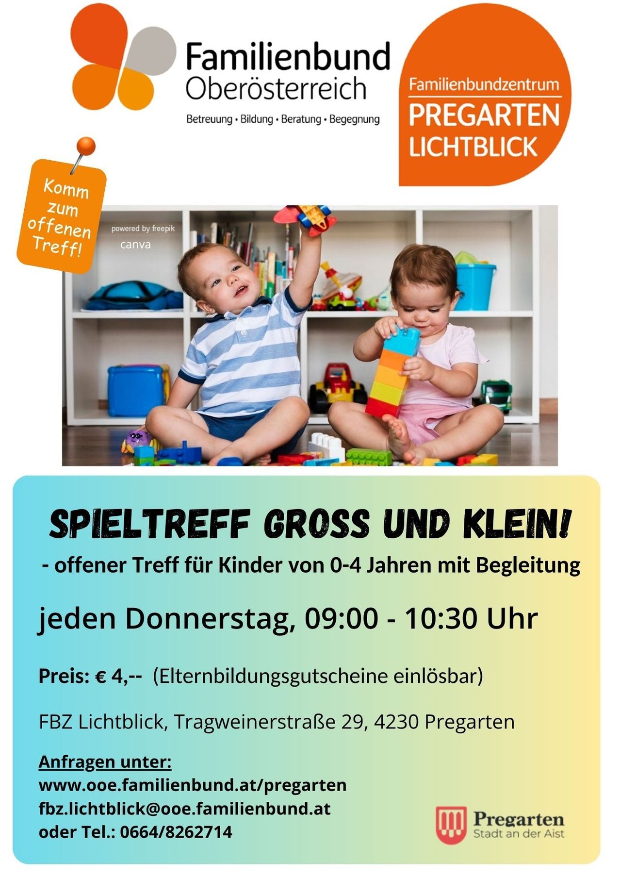 Plakat für eine Kinderspielgruppe. Zwei Babys spielen mit Spielzeug, Regale im Hintergrund. Text: 'Spieltreff Gross und Klein! Offenes Treffen für Kinder von 0-4 Jahren mit Begleitung jeden Donnerstag, 09:00 - 10:30 Uhr. Preis: € 4,-- (Elternbildungsgutschein einlösbar).